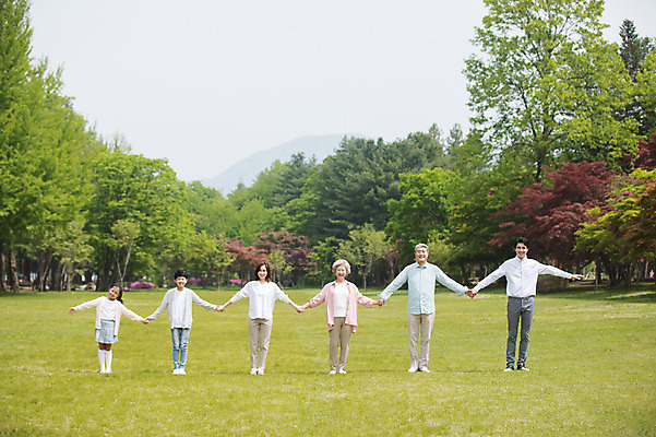 포토 JPG 주간 전신 나무 부부 응시 여자 노년 남자 어린이 가족 자연 팔벌리기 대가족 남매 가족애 서기 미소 사람 잔디 여러명 성인 야외 앞모습 10대 30대 부모 손잡기 노부부 한국인 자녀 가족라이프 60대 손주 70대 남이섬 조부모 국내포토 자연요소 식물 라이프스타일 커플 시선 뷰포인트 섬 다수 관계 모션 청소년 표정 사랑 동양인 장년 생태계 강원도 파일형식