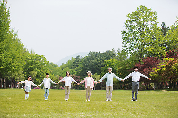 포토 JPG 주간 전신 나무 부부 여자 노년 남자 어린이 가족 자연 팔벌리기 대가족 남매 가족애 서기 미소 사람 잔디 여러명 성인 야외 앞모습 10대 30대 부모 손잡기 노부부 한국인 자녀 가족라이프 60대 손주 즐거움 70대 남이섬 조부모 국내포토 자연요소 식물 라이프스타일 커플 감정 뷰포인트 섬 다수 관계 모션 청소년 표정 사랑 동양인 장년 생태계 강원도 파일형식