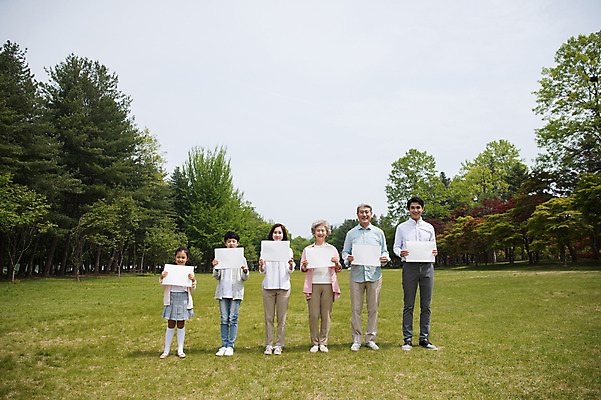 포토 JPG 주간 전신 나무 배너 부부 여자 노년 남자 종이 어린이 가족 자연 대가족 사각프레임 광고판 알림판 남매 가족애 서기 들기 사람 잔디 여러명 성인 야외 앞모습 10대 30대 부모 노부부 한국인 자녀 가족라이프 60대 손주 70대 남이섬 조부모 국내포토 자연요소 식물 라이프스타일 커플 뷰포인트 섬 다수 관계 모션 청소년 프레임 사랑 동양인 장년 사각형 생태계 강원도 판 파일형식