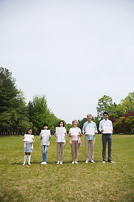 포토 JPG 주간 전신 나무 배너 부부 여자 노년 남자 종이 어린이 가족 자연 대가족 사각프레임 광고판 알림판 남매 가족애 서기 미소 들기 사람 잔디 여러명 성인 야외 앞모습 10대 30대 부모 노부부 한국인 자녀 가족라이프 60대 손주 70대 남이섬 조부모 국내포토 자연요소 식물 라이프스타일 커플 뷰포인트 섬 다수 관계 모션 청소년 프레임 표정 사랑 동양인 장년 사각형 생태계 강원도 판 파일형식