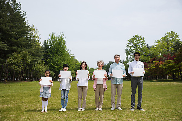 포토 JPG 주간 전신 나무 배너 부부 응시 여자 노년 남자 종이 어린이 가족 자연 대가족 사각프레임 광고판 알림판 남매 가족애 서기 미소 들기 사람 잔디 여러명 성인 야외 앞모습 10대 30대 부모 노부부 한국인 자녀 가족라이프 60대 손주 70대 남이섬 조부모 국내포토 자연요소 식물 라이프스타일 커플 시선 뷰포인트 섬 다수 관계 모션 청소년 프레임 표정 사랑 동양인 장년 사각형 생태계 강원도 판 파일형식