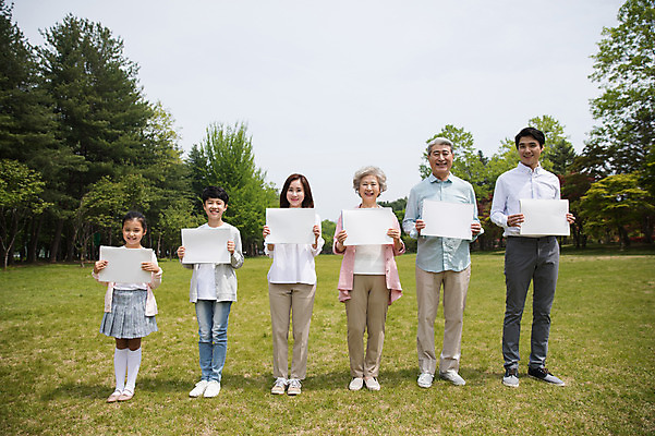 포토 JPG 주간 전신 나무 배너 부부 여자 노년 남자 종이 어린이 가족 자연 대가족 사각프레임 광고판 알림판 남매 가족애 서기 미소 들기 사람 잔디 여러명 성인 야외 앞모습 10대 30대 부모 노부부 한국인 자녀 가족라이프 60대 손주 70대 남이섬 조부모 국내포토 자연요소 식물 라이프스타일 커플 뷰포인트 섬 다수 관계 모션 청소년 프레임 표정 사랑 동양인 장년 사각형 생태계 강원도 판 파일형식