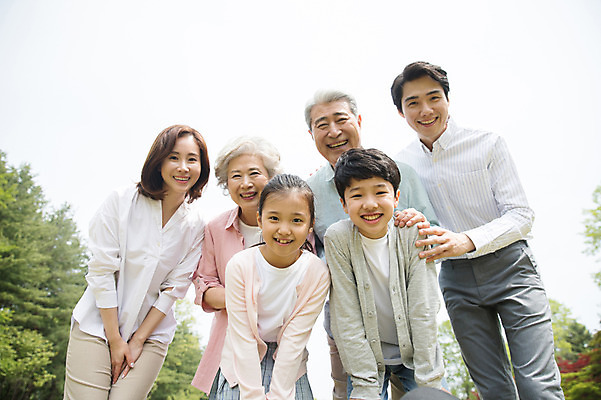 포토 JPG 주간 나무 부부 응시 여자 노년 남자 어린이 포즈 가족 자연 대가족 남매 가족애 미소 사람 여러명 상반신 성인 야외 앞모습 10대 30대 부모 노부부 한국인 자녀 가족라이프 60대 손주 즐거움 70대 남이섬 조부모 내려보기 어깨에손 단체사진 국내포토 자연요소 식물 라이프스타일 커플 시선 감정 뷰포인트 섬 다수 관계 모션 청소년 표정 사랑 동양인 장년 생태계 강원도 기념사진 파일형식