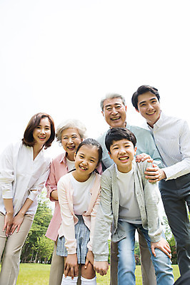 포토 JPG 주간 나무 부부 응시 여자 노년 남자 어린이 포즈 가족 자연 대가족 남매 가족애 서기 미소 웃음 사람 잔디 여러명 상반신 성인 야외 앞모습 10대 30대 부모 노부부 한국인 자녀 가족라이프 60대 손주 70대 남이섬 조부모 어깨에손 단체사진 국내포토 자연요소 식물 라이프스타일 커플 시선 뷰포인트 섬 다수 관계 모션 청소년 표정 사랑 동양인 장년 생태계 강원도 기념사진 파일형식