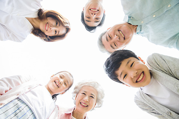 포토 JPG 주간 부부 응시 여자 노년 남자 얼굴 어린이 로우앵글 가족 자연 대가족 남매 가족애 미소 사람 근접촬영 여러명 상반신 성인 야외 10대 30대 부모 노부부 한국인 자녀 가족라이프 60대 손주 70대 남이섬 조부모 내려보기 국내포토 자연요소 라이프스타일 커플 시선 뷰포인트 섬 다수 관계 모션 청소년 표정 사랑 동양인 신체부위 장년 생태계 강원도 파일형식