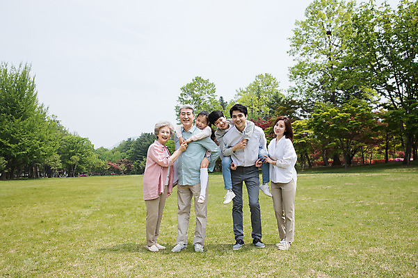 포토 JPG 주간 전신 나무 부부 응시 여자 노년 남자 어린이 가족 자연 대가족 남매 가족애 미소 웃음 사람 잔디 여러명 성인 야외 앞모습 10대 30대 부모 손잡기 노부부 한국인 자녀 가족라이프 60대 손주 즐거움 업기 70대 남이섬 업어주기 조부모 단체사진 국내포토 자연요소 식물 라이프스타일 커플 시선 감정 뷰포인트 섬 다수 관계 모션 청소년 표정 사랑 동양인 장년 생태계 강원도 기념사진 파일형식