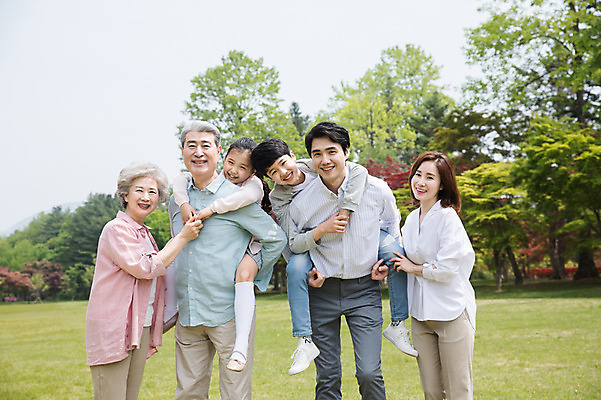 포토 JPG 주간 나무 부부 응시 여자 노년 남자 어린이 가족 자연 대가족 남매 가족애 미소 사람 잔디 여러명 상반신 성인 야외 앞모습 10대 30대 부모 손잡기 노부부 한국인 자녀 가족라이프 60대 손주 즐거움 업기 70대 남이섬 업어주기 조부모 단체사진 국내포토 자연요소 식물 라이프스타일 커플 시선 감정 뷰포인트 섬 다수 관계 모션 청소년 표정 사랑 동양인 장년 생태계 강원도 기념사진 파일형식