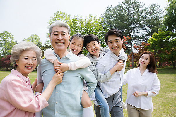 포토 JPG 주간 나무 부부 응시 여자 노년 남자 어린이 가족 자연 대가족 남매 가족애 미소 사람 잔디 여러명 상반신 성인 야외 앞모습 10대 30대 부모 손잡기 노부부 한국인 자녀 가족라이프 60대 손주 즐거움 업기 70대 남이섬 업어주기 조부모 단체사진 국내포토 자연요소 식물 라이프스타일 커플 시선 감정 뷰포인트 섬 다수 관계 모션 청소년 표정 사랑 동양인 장년 생태계 강원도 기념사진 파일형식