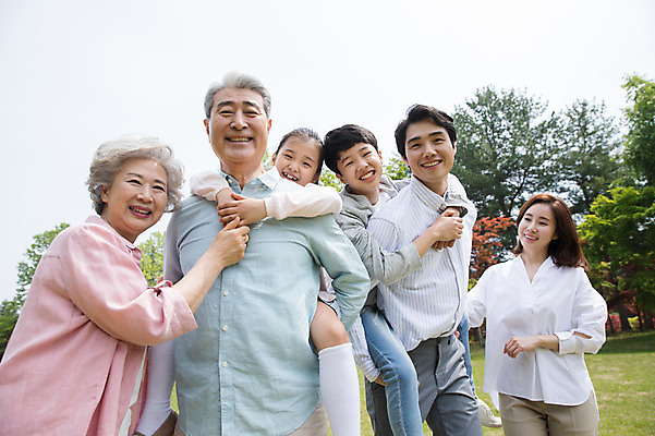 포토 JPG 주간 나무 부부 여자 노년 남자 행복 어린이 가족 자연 대가족 남매 가족애 미소 사람 잔디 여러명 상반신 성인 야외 앞모습 10대 30대 부모 손잡기 노부부 한국인 자녀 가족라이프 60대 손주 즐거움 업기 70대 남이섬 업어주기 조부모 단체사진 국내포토 자연요소 식물 라이프스타일 커플 감정 뷰포인트 섬 다수 관계 모션 청소년 표정 사랑 동양인 장년 생태계 강원도 기념사진 파일형식