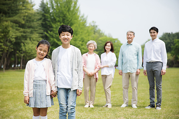포토 JPG 주간 전신 나무 부부 응시 여자 노년 남자 어린이 가족 대가족 남매 가족애 서기 미소 사람 잔디 여러명 상반신 성인 야외 앞모습 10대 30대 부모 팔짱 손잡기 한국인 자녀 가족라이프 60대 손주 70대 남이섬 조부모 국내포토 자연요소 식물 라이프스타일 커플 시선 뷰포인트 섬 다수 관계 모션 청소년 표정 사랑 동양인 장년 강원도 파일형식