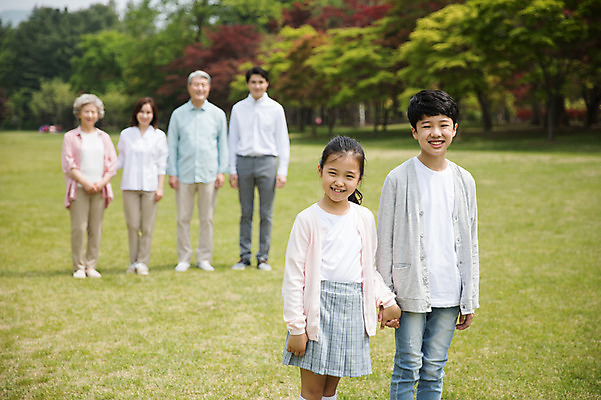 포토 JPG 주간 전신 나무 부부 응시 여자 노년 남자 어린이 가족 대가족 남매 가족애 서기 미소 사람 잔디 여러명 상반신 성인 야외 앞모습 10대 30대 부모 손잡기 한국인 자녀 가족라이프 60대 손주 70대 남이섬 조부모 국내포토 자연요소 식물 라이프스타일 커플 시선 뷰포인트 섬 다수 관계 모션 청소년 표정 사랑 동양인 장년 강원도 파일형식