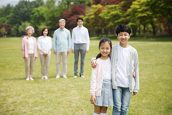 포토 JPG 주간 전신 나무 부부 응시 여자 노년 남자 어린이 허리손 가족 대가족 남매 가족애 미소 사람 잔디 여러명 상반신 성인 야외 앞모습 10대 30대 부모 한국인 자녀 가족라이프 60대 손주 70대 남이섬 조부모 어깨에손 단체사진 국내포토 자연요소 식물 라이프스타일 커플 시선 뷰포인트 섬 포즈 다수 관계 모션 청소년 표정 사랑 동양인 장년 강원도 기념사진 파일형식