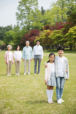 포토 JPG 주간 전신 나무 부부 응시 여자 노년 남자 어린이 허리손 가족 대가족 남매 가족애 서기 미소 사람 잔디 여러명 성인 야외 앞모습 10대 30대 부모 한국인 자녀 가족라이프 60대 손주 70대 남이섬 조부모 어깨에손 단체사진 국내포토 자연요소 식물 라이프스타일 커플 시선 뷰포인트 섬 포즈 다수 관계 모션 청소년 표정 사랑 동양인 장년 강원도 기념사진 파일형식