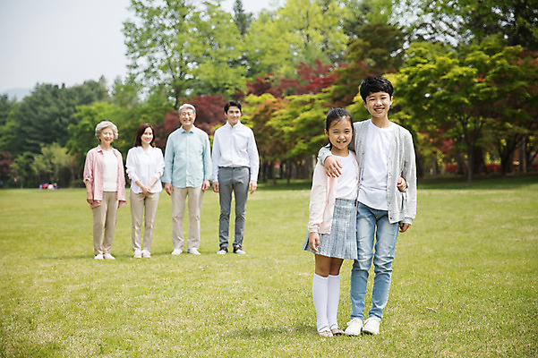 포토 JPG 주간 전신 나무 부부 응시 여자 노년 남자 어린이 허리손 가족 대가족 남매 가족애 서기 미소 사람 잔디 여러명 성인 야외 앞모습 10대 30대 부모 한국인 자녀 가족라이프 60대 손주 70대 남이섬 조부모 어깨에손 단체사진 국내포토 자연요소 식물 라이프스타일 커플 시선 뷰포인트 섬 포즈 다수 관계 모션 청소년 표정 사랑 동양인 장년 강원도 기념사진 파일형식