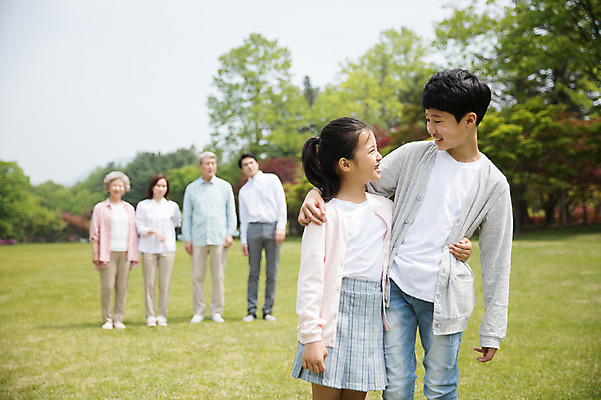 포토 JPG 주간 전신 나무 부부 응시 여자 노년 남자 어린이 허리손 가족 대가족 남매 가족애 미소 사람 잔디 여러명 상반신 성인 야외 앞모습 10대 30대 부모 마주보기 한국인 자녀 가족라이프 60대 손주 70대 남이섬 조부모 어깨에손 국내포토 자연요소 식물 라이프스타일 커플 시선 뷰포인트 섬 포즈 다수 관계 모션 청소년 표정 사랑 동양인 장년 강원도 파일형식