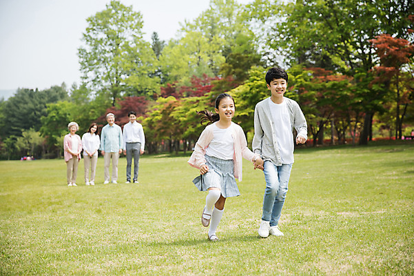 포토 JPG 주간 전신 나무 부부 응시 여자 노년 남자 어린이 가족 대가족 남매 가족애 서기 미소 사람 잔디 여러명 성인 야외 앞모습 10대 30대 부모 달리기 손잡기 한국인 자녀 가족라이프 60대 손주 70대 남이섬 조부모 국내포토 자연요소 식물 라이프스타일 커플 시선 뷰포인트 섬 다수 관계 모션 청소년 표정 사랑 동양인 장년 강원도 파일형식