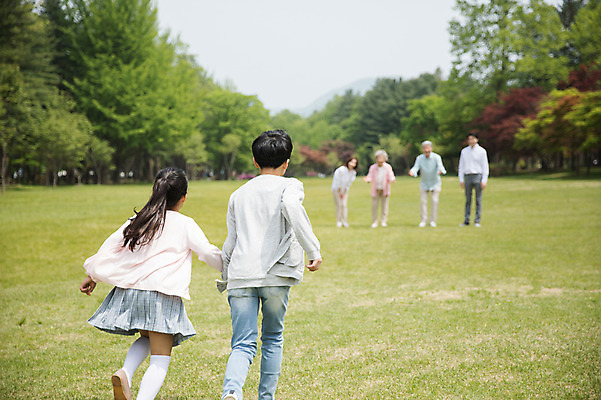 포토 JPG 주간 전신 나무 부부 여자 노년 남자 어린이 가족 팔벌리기 대가족 남매 가족애 미소 사람 잔디 여러명 성인 야외 앞모습 뒷모습 10대 30대 부모 달리기 손잡기 한국인 자녀 가족라이프 60대 손주 즐거움 70대 남이섬 조부모 국내포토 자연요소 식물 라이프스타일 커플 감정 뷰포인트 섬 다수 관계 모션 청소년 표정 사랑 동양인 장년 강원도 파일형식
