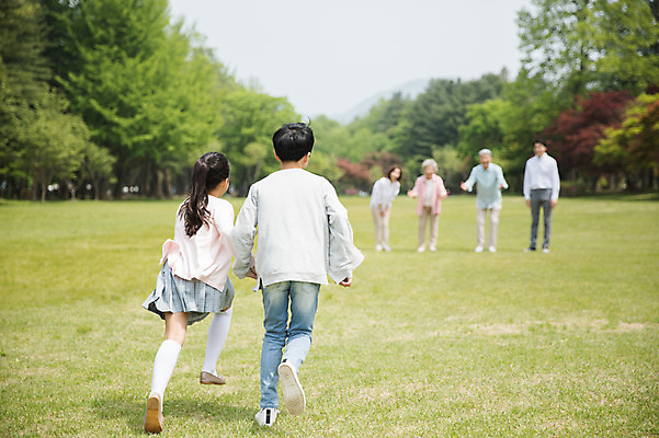 포토 JPG 주간 전신 나무 부부 여자 노년 남자 어린이 가족 팔벌리기 대가족 남매 사랑 가족애 서기 미소 사람 잔디 여러명 성인 야외 앞모습 뒷모습 10대 30대 부모 달리기 마주보기 손잡기 한국인 자녀 가족라이프 60대 손주 즐거움 70대 남이섬 조부모 국내포토 자연요소 식물 라이프스타일 커플 감정 뷰포인트 섬 다수 관계 모션 청소년 표정 동양인 장년 강원도 파일형식