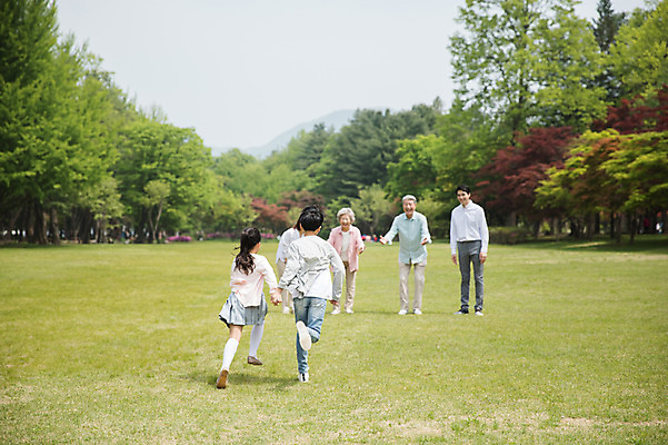 포토 JPG 주간 전신 나무 부부 여자 노년 남자 행복 어린이 가족 팔벌리기 대가족 남매 가족애 미소 사람 잔디 여러명 성인 야외 앞모습 뒷모습 10대 30대 부모 달리기 손잡기 한국인 자녀 가족라이프 60대 손주 70대 남이섬 조부모 국내포토 자연요소 식물 라이프스타일 커플 감정 뷰포인트 섬 다수 관계 모션 청소년 표정 사랑 동양인 장년 강원도 파일형식