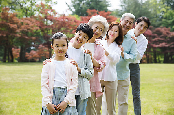 포토 JPG 주간 전신 나무 부부 응시 여자 노년 남자 어린이 가족 대가족 남매 가족애 서기 미소 사람 잔디 여러명 상반신 성인 야외 앞모습 10대 30대 부모 한국인 자녀 가족라이프 60대 손주 70대 남이섬 조부모 줄서기 어깨에손 단체사진 국내포토 자연요소 식물 라이프스타일 커플 시선 뷰포인트 섬 다수 관계 모션 청소년 표정 사랑 동양인 장년 강원도 기념사진 파일형식