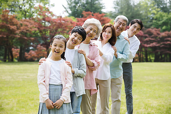 포토 JPG 주간 전신 나무 부부 여자 노년 남자 어린이 가족 대가족 남매 가족애 미소 웃음 사람 잔디 여러명 상반신 성인 야외 앞모습 10대 30대 부모 한국인 자녀 가족라이프 60대 손주 즐거움 70대 남이섬 조부모 줄서기 어깨에손 단체사진 국내포토 자연요소 식물 라이프스타일 커플 감정 뷰포인트 섬 다수 관계 모션 청소년 표정 사랑 동양인 장년 강원도 기념사진 파일형식