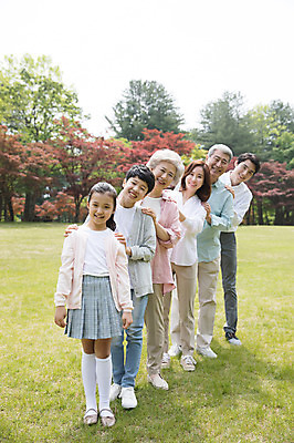 포토 JPG 주간 전신 나무 부부 여자 노년 남자 어린이 가족 대가족 남매 가족애 서기 미소 웃음 사람 잔디 여러명 성인 야외 앞모습 10대 30대 부모 한국인 자녀 가족라이프 60대 손주 즐거움 70대 남이섬 조부모 줄서기 어깨에손 단체사진 국내포토 자연요소 식물 라이프스타일 커플 감정 뷰포인트 섬 다수 관계 모션 청소년 표정 사랑 동양인 장년 강원도 기념사진 파일형식