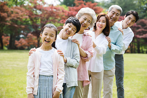 포토 JPG 주간 전신 나무 부부 응시 여자 노년 남자 어린이 가족 대가족 남매 가족애 미소 웃음 사람 잔디 여러명 상반신 성인 야외 앞모습 10대 30대 부모 한국인 자녀 가족라이프 60대 손주 즐거움 70대 남이섬 조부모 줄서기 어깨에손 단체사진 국내포토 자연요소 식물 라이프스타일 커플 시선 감정 뷰포인트 섬 다수 관계 모션 청소년 표정 사랑 동양인 장년 강원도 기념사진 파일형식