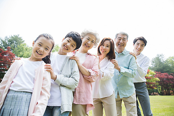 포토 JPG 주간 나무 부부 응시 여자 노년 남자 어린이 가족 대가족 남매 가족애 미소 사람 잔디 여러명 상반신 성인 야외 앞모습 10대 30대 부모 한국인 자녀 잡기 가족라이프 60대 손주 즐거움 70대 남이섬 조부모 줄서기 어깨에손 단체사진 국내포토 자연요소 식물 라이프스타일 커플 시선 감정 뷰포인트 섬 다수 관계 모션 청소년 표정 사랑 동양인 장년 강원도 기념사진 파일형식