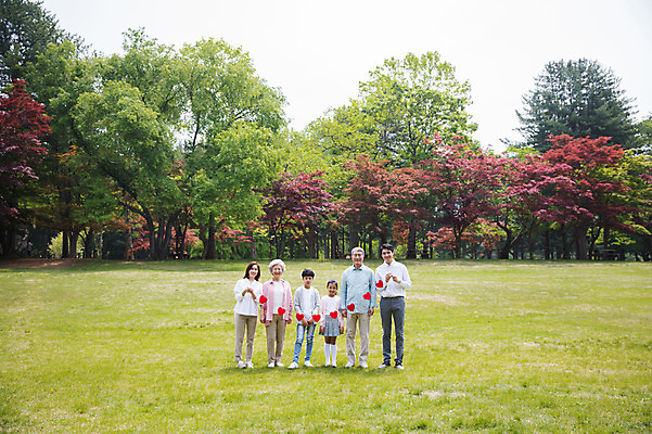포토 JPG 주간 전신 나무 부부 여자 노년 남자 어린이 가족 대가족 남매 가족애 서기 미소 들기 사람 잔디 여러명 성인 야외 앞모습 10대 30대 부모 한국인 자녀 하트 가족라이프 60대 손주 70대 남이섬 조부모 국내포토 자연요소 모양 식물 라이프스타일 커플 뷰포인트 섬 다수 관계 모션 청소년 표정 사랑 동양인 장년 강원도 파일형식