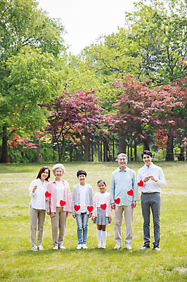 포토 JPG 주간 전신 나무 부부 여자 노년 남자 어린이 가족 대가족 남매 가족애 서기 미소 들기 사람 잔디 여러명 성인 야외 앞모습 10대 30대 부모 한국인 자녀 하트 가족라이프 60대 손주 즐거움 70대 남이섬 조부모 국내포토 자연요소 모양 식물 라이프스타일 커플 감정 뷰포인트 섬 다수 관계 모션 청소년 표정 사랑 동양인 장년 강원도 파일형식