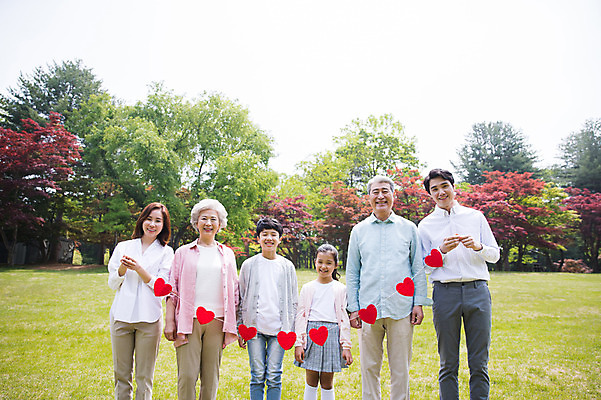 포토 JPG 주간 나무 부부 응시 여자 노년 남자 어린이 가족 대가족 남매 가족애 서기 미소 들기 사람 잔디 여러명 상반신 성인 야외 앞모습 10대 30대 부모 한국인 자녀 하트 가족라이프 60대 손주 70대 남이섬 조부모 국내포토 자연요소 모양 식물 라이프스타일 커플 시선 뷰포인트 섬 다수 관계 모션 청소년 표정 사랑 동양인 장년 강원도 파일형식