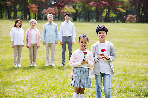 포토 JPG 주간 전신 나무 부부 응시 여자 노년 남자 어린이 가족 대가족 남매 가족애 서기 미소 들기 사람 잔디 여러명 상반신 성인 야외 앞모습 10대 30대 부모 한국인 자녀 가족라이프 60대 손주 카네이션 감사 70대 남이섬 조부모 국내포토 자연요소 식물 라이프스타일 커플 시선 꽃 감정 뷰포인트 섬 다수 관계 모션 청소년 표정 사랑 동양인 장년 강원도 파일형식