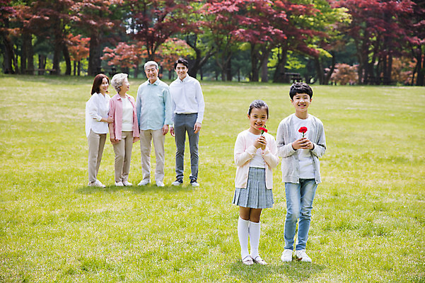 포토 JPG 주간 전신 나무 부부 응시 여자 노년 남자 어린이 가족 대가족 남매 가족애 서기 미소 들기 사람 잔디 여러명 성인 야외 앞모습 10대 30대 부모 한국인 자녀 잡기 가족라이프 60대 손주 카네이션 감사 70대 남이섬 조부모 국내포토 자연요소 식물 라이프스타일 커플 시선 꽃 감정 뷰포인트 섬 다수 관계 모션 청소년 표정 사랑 동양인 장년 강원도 파일형식