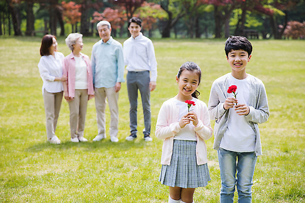 포토 JPG 주간 전신 나무 부부 응시 여자 노년 남자 어린이 가족 대가족 남매 가족애 서기 미소 들기 사람 잔디 여러명 상반신 성인 야외 앞모습 10대 30대 부모 한국인 자녀 가족라이프 60대 손주 카네이션 감사 70대 남이섬 조부모 국내포토 자연요소 식물 라이프스타일 커플 시선 꽃 감정 뷰포인트 섬 다수 관계 모션 청소년 표정 사랑 동양인 장년 강원도 파일형식