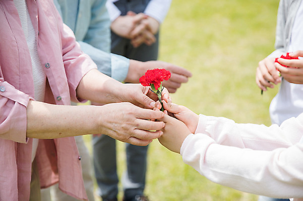 포토 JPG 주간 손 부부 여자 노년 남자 어린이 가족 대가족 남매 사랑 가족애 사람 근접촬영 잔디 여러명 상반신 성인 야외 앞모습 옆모습 신체부위 10대 30대 부모 한국인 하반신 자녀 가족라이프 60대 손주 카네이션 주기 감사 70대 남이섬 조부모 국내포토 자연요소 식물 라이프스타일 커플 꽃 감정 뷰포인트 섬 다수 관계 모션 청소년 동양인 장년 강원도 파일형식