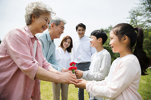 포토 JPG 주간 나무 부부 여자 노년 남자 행복 어린이 가족 대가족 남매 가족애 미소 사람 잔디 여러명 상반신 성인 야외 앞모습 옆모습 10대 30대 부모 한국인 자녀 가족라이프 60대 손주 카네이션 주기 감사 70대 남이섬 조부모 국내포토 자연요소 식물 라이프스타일 커플 꽃 감정 뷰포인트 섬 다수 관계 모션 청소년 표정 사랑 동양인 장년 강원도 파일형식