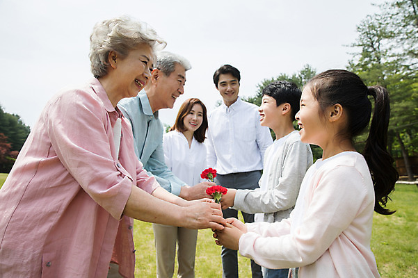 포토 JPG 주간 나무 부부 여자 노년 남자 행복 어린이 가족 대가족 남매 사랑 가족애 미소 사람 잔디 여러명 상반신 성인 야외 앞모습 옆모습 10대 30대 부모 한국인 자녀 가족라이프 60대 손주 카네이션 주기 감사 70대 남이섬 조부모 국내포토 자연요소 식물 라이프스타일 커플 꽃 감정 뷰포인트 섬 다수 관계 모션 청소년 표정 동양인 장년 강원도 파일형식