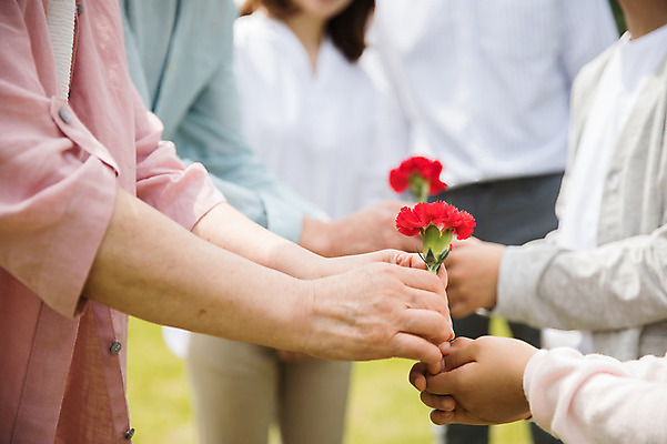 포토 JPG 주간 손 부부 여자 노년 남자 어린이 가족 대가족 남매 사랑 가족애 사람 근접촬영 여러명 상반신 성인 야외 앞모습 옆모습 신체부위 10대 30대 부모 한국인 자녀 가족라이프 60대 손주 카네이션 주기 감사 70대 남이섬 조부모 국내포토 자연요소 라이프스타일 커플 꽃 감정 뷰포인트 섬 다수 관계 모션 청소년 동양인 장년 강원도 파일형식