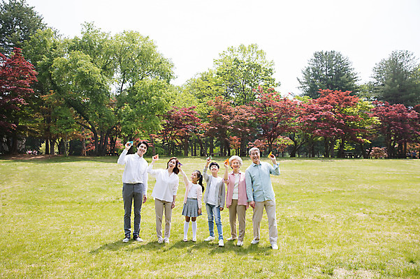 포토 JPG 주간 전신 나무 부부 여자 노년 남자 어린이 가족 날리기 대가족 남매 가족애 미소 사람 잔디 여러명 성인 야외 앞모습 10대 30대 부모 한국인 자녀 가족라이프 60대 종이비행기 손주 즐거움 70대 남이섬 조부모 국내포토 자연요소 식물 라이프스타일 커플 감정 뷰포인트 섬 다수 관계 모션 청소년 표정 사랑 동양인 장년 종이접기 강원도 파일형식