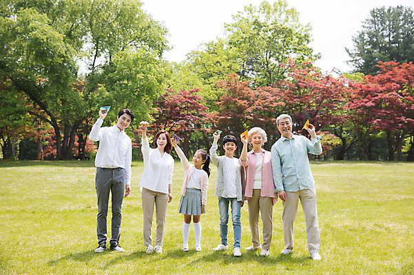 포토 JPG 주간 전신 나무 부부 응시 여자 노년 남자 어린이 가족 날리기 대가족 남매 가족애 미소 사람 잔디 여러명 성인 야외 앞모습 10대 30대 부모 손들기 한국인 자녀 가족라이프 60대 종이비행기 손주 즐거움 70대 남이섬 조부모 국내포토 자연요소 식물 라이프스타일 커플 시선 감정 뷰포인트 섬 다수 관계 모션 청소년 표정 사랑 동양인 장년 종이접기 강원도 파일형식