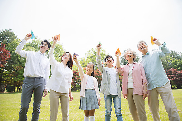 포토 JPG 주간 나무 부부 응시 여자 노년 남자 어린이 가족 날리기 대가족 남매 가족애 미소 사람 잔디 여러명 상반신 성인 야외 앞모습 10대 30대 부모 한국인 올려보기 자녀 가족라이프 60대 종이비행기 손주 즐거움 70대 남이섬 조부모 국내포토 자연요소 식물 라이프스타일 커플 시선 감정 뷰포인트 섬 다수 관계 모션 청소년 표정 사랑 동양인 장년 종이접기 강원도 파일형식