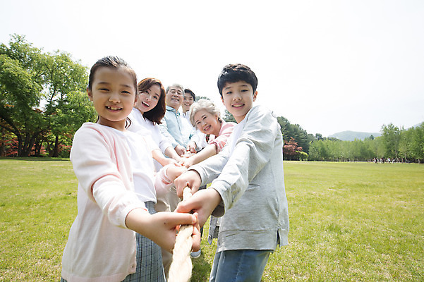 포토 JPG 주간 나무 부부 여자 노년 남자 어린이 가족 대가족 남매 가족애 미소 사람 잔디 여러명 상반신 성인 야외 앞모습 10대 30대 부모 노부부 한국인 자녀 가족라이프 당기기 60대 손주 즐거움 줄다리기 70대 남이섬 조부모 국내포토 자연요소 식물 라이프스타일 커플 감정 뷰포인트 섬 다수 관계 모션 청소년 놀이 표정 사랑 동양인 장년 강원도 파일형식