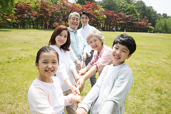 포토 JPG 주간 나무 부부 여자 노년 남자 어린이 가족 대가족 남매 가족애 미소 사람 잔디 여러명 상반신 성인 야외 앞모습 10대 30대 부모 한국인 자녀 가족라이프 당기기 60대 손주 즐거움 줄다리기 70대 남이섬 조부모 국내포토 자연요소 식물 라이프스타일 커플 감정 뷰포인트 섬 다수 관계 모션 청소년 놀이 표정 사랑 동양인 장년 강원도 파일형식