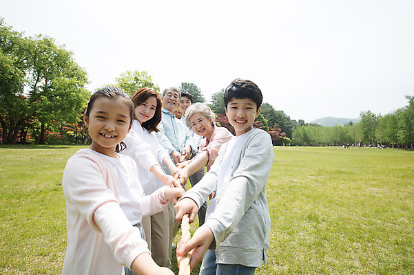 포토 JPG 주간 부부 응시 여자 노년 남자 어린이 가족 대가족 남매 가족애 미소 사람 잔디 여러명 상반신 성인 야외 앞모습 10대 30대 부모 한국인 자녀 가족라이프 당기기 60대 손주 줄다리기 70대 남이섬 조부모 국내포토 자연요소 식물 라이프스타일 커플 시선 뷰포인트 섬 다수 관계 모션 청소년 놀이 표정 사랑 동양인 장년 강원도 파일형식