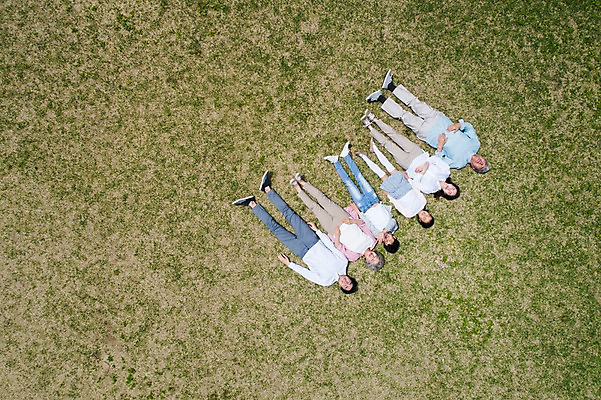 포토 JPG 주간 전신 부부 여자 노년 남자 어린이 가족 대가족 남매 가족애 미소 사람 잔디 여러명 성인 야외 앞모습 10대 30대 부모 하이앵글 눕기 한국인 자녀 가족라이프 60대 손주 70대 남이섬 조부모 국내포토 자연요소 식물 라이프스타일 커플 뷰포인트 섬 다수 관계 모션 청소년 표정 사랑 동양인 장년 강원도 파일형식