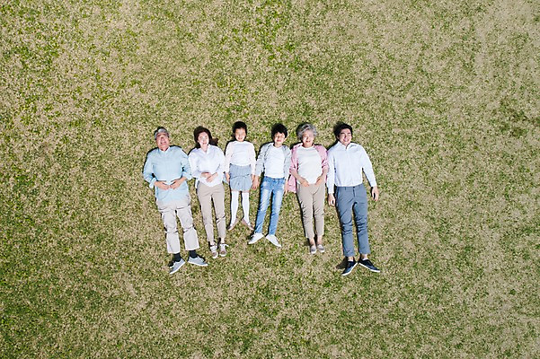포토 JPG 주간 전신 부부 여자 노년 남자 어린이 가족 대가족 남매 가족애 미소 사람 잔디 여러명 성인 야외 앞모습 10대 30대 부모 하이앵글 눕기 눈감음 한국인 자녀 가족라이프 60대 손주 70대 남이섬 조부모 국내포토 자연요소 식물 라이프스타일 커플 뷰포인트 섬 다수 관계 모션 청소년 표정 사랑 동양인 장년 강원도 파일형식