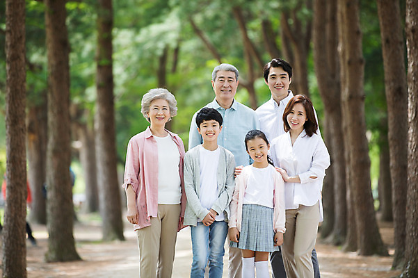 포토 JPG 주간 나무 부부 응시 여자 노년 남자 어린이 가족 대가족 남매 가족애 서기 미소 웃음 사람 여러명 상반신 성인 야외 앞모습 10대 30대 부모 산책로 한국인 자녀 가족라이프 60대 손주 즐거움 70대 남이섬 조부모 어깨에손 국내포토 자연요소 식물 라이프스타일 커플 시선 감정 길 뷰포인트 섬 다수 관계 모션 청소년 표정 사랑 동양인 장년 강원도 파일형식