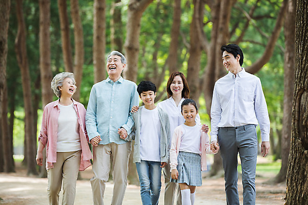 포토 JPG 주간 나무 부부 응시 여자 노년 남자 어린이 가족 대가족 남매 가족애 미소 웃음 사람 여러명 상반신 성인 야외 앞모습 10대 30대 부모 걷기 손잡기 산책 산책로 한국인 자녀 가족라이프 60대 손주 즐거움 70대 남이섬 조부모 어깨에손 국내포토 자연요소 식물 라이프스타일 커플 시선 감정 길 뷰포인트 섬 다수 관계 모션 청소년 휴식 표정 사랑 동양인 장년 강원도 파일형식