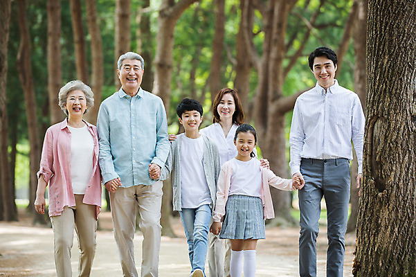 포토 JPG 주간 나무 부부 응시 여자 노년 남자 어린이 가족 대가족 남매 가족애 미소 웃음 사람 여러명 상반신 성인 야외 앞모습 10대 30대 부모 걷기 손잡기 산책 산책로 한국인 자녀 가족라이프 60대 손주 즐거움 70대 남이섬 조부모 어깨에손 국내포토 자연요소 식물 라이프스타일 커플 시선 감정 길 뷰포인트 섬 다수 관계 모션 청소년 휴식 표정 사랑 동양인 장년 강원도 파일형식