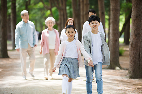 포토 JPG 주간 전신 나무 부부 응시 여자 노년 남자 어린이 가족 대가족 남매 가족애 미소 웃음 사람 여러명 성인 야외 앞모습 10대 30대 부모 걷기 손잡기 산책 산책로 한국인 자녀 가족라이프 60대 손주 즐거움 70대 남이섬 조부모 국내포토 자연요소 식물 라이프스타일 커플 시선 감정 길 뷰포인트 섬 다수 관계 모션 청소년 휴식 표정 사랑 동양인 장년 강원도 파일형식